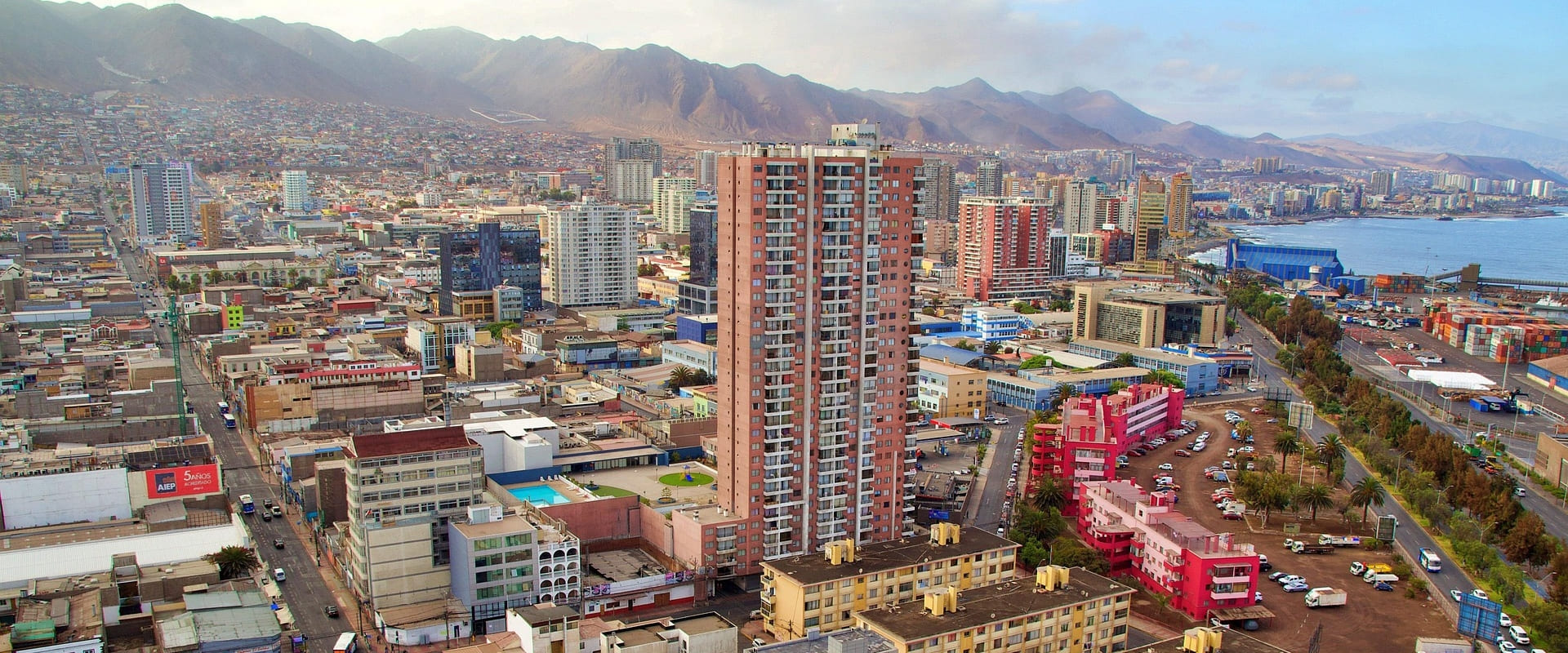 Imagen panorámica de Antofagasta con vista al mar y zonas residenciales; contrasta departamentos modernos y casas tradicionales, representando la oferta inmobiliaria local.
